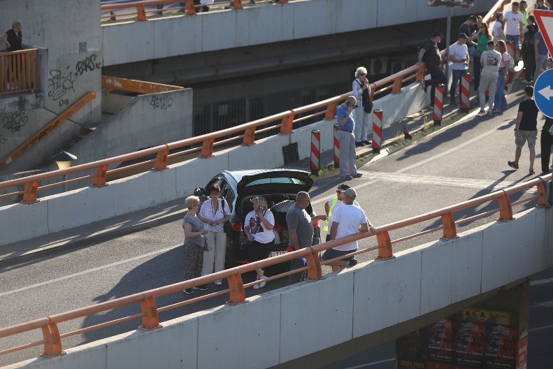 BLOKADERI, OVO JE VAŠA SRAMOTA! Očajni ljudi zaustavili auto i ne mogu da prođu, zaglavljeni u haosu na Gazeli!