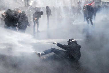 RATNO POLJE NA ULICAMA PARIZA! Navijači zapalili grad posle osvajanja Lige šampiona! (VIDEO)