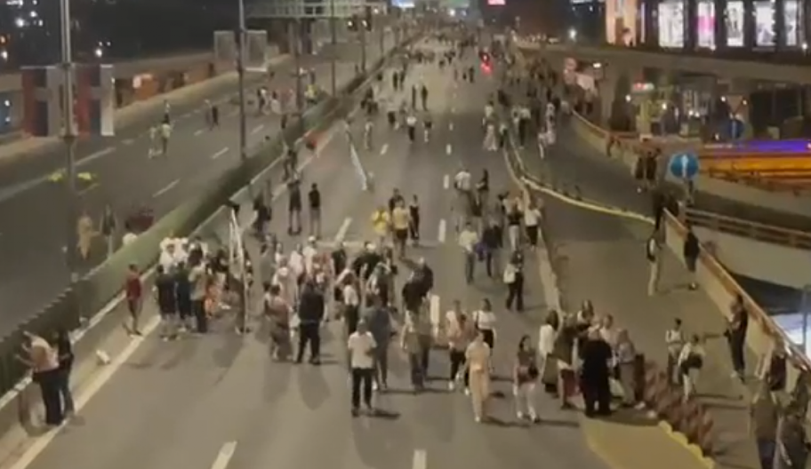 PROFESORKA NAPADNUTA, PROSTORIJE DEMOLIRANE...  Blokadersko nasilje ne može da se uvije u parole, pa zar celu javnost misle da vuku za nos?