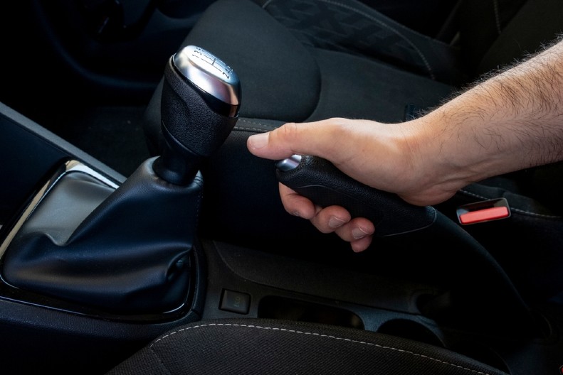 DA LI OSTAVLJATE AUTO U BRZINI ILI NA LERU? Stručnjak otkriva pravu istinu, jedan detalj koji mnogi zaborave može vas skupo koštati!