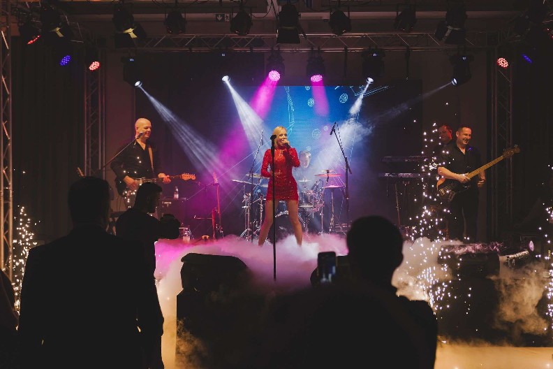 NEKAD ČUVALA OVCE I JARIĆE, A DANAS ŽIVI SAN Pevačica ulovila sina moćnika koga svi znate