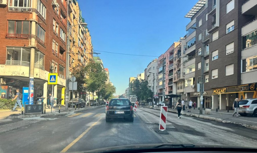 RADOVI U ULICI VOJISLAVA ILIĆA Zatvorena traka ka gradu, saobraćaj se odvija usporeno