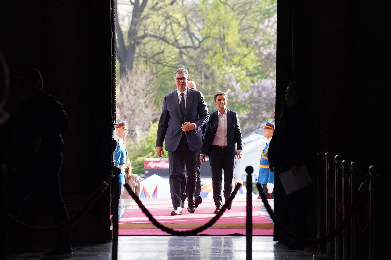 BLOKADERSKI BOLESNICI POZIVAJU NA STRELJANJE VUČIĆA I BRNABIĆKE: “Čaušesku scenario” kao nova “demokratska norma” opozicije!