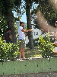 "PUTOVNICU" U DŽEP, PA DOŠAO NA DAN GLASANJA! Roleks blokader koji se obrušio se na Vučića kad im je nudio izbore sada paradira po Kosjeriću (FOTO/VIDEO)