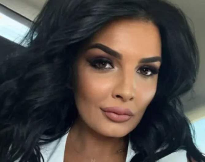 ISPRATILA SINA JEDINCA NA MATURU! Milena Ivanović ponosno objavila sliku Bogdana i njegove pratilje, doneo joj poseban poklon (FOTO)