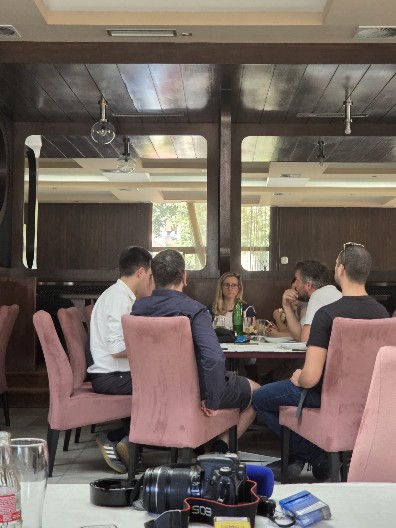 LAZOVIĆ I EKIPA SELI NA ĆEVAPE Građani Kosjerića i Zaječara glasaju, a oni žderu! (VIDEO)