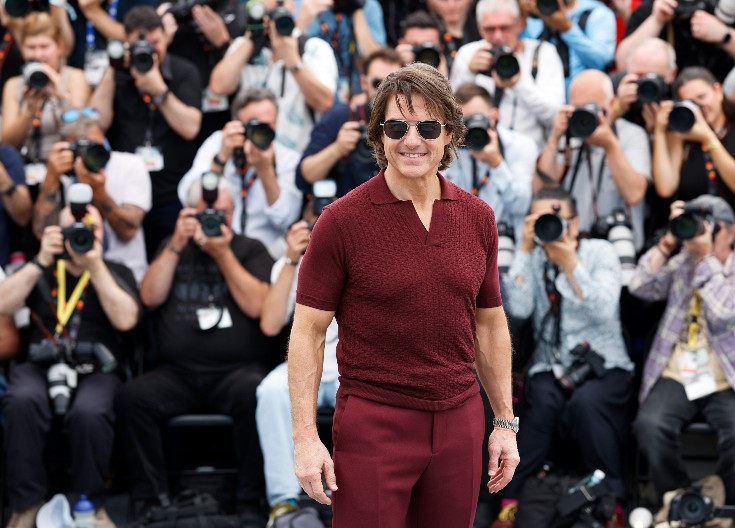 TOM KRUZ UŠAO U GINISOVU KNJIGU REKORDA Evo koliko puta je skočio sa zapaljenim padobranom