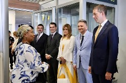 PREDSTAVLJEN SISTEM ELEKTRONSKIH VIZA Na beogradskom aerodromu dočekani prvi putnici sa e-vizama