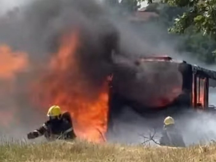 ZAPALIO SE  AUTOBUS, CRNI DIM KULJAO NA SVE STRANE Policija i vatrogasci na licu mesta (FOTO)