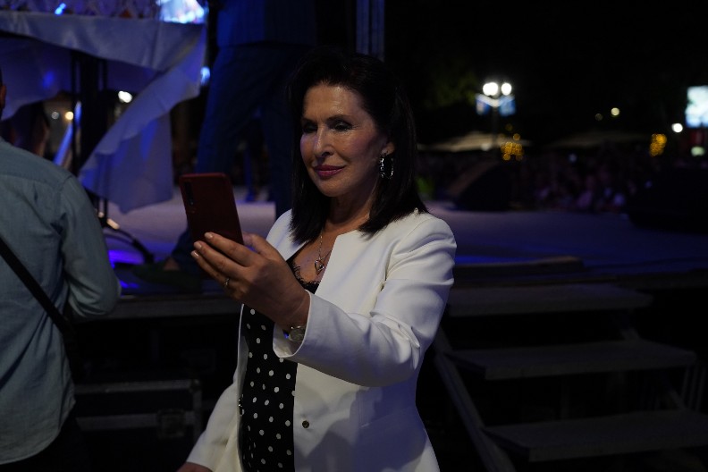 BRATANCA JOJ UBILI, SESTRIĆ POGINUO, ROĐENOG BRATA ZGAZIO KAMION Potresna ispovest pevačice sa najtežom sudbinom na estradi