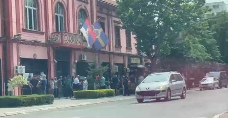 BLOKADERI PRAVE HAOS U ZAJEČARU! Zaposleni u opštini ne mogu da izađu (VIDEO)