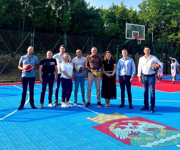 OTVOREN NOVOIZGRAĐENI SPORTSKI TEREN NA DEDINJU: Stanovnici Savskog venca dobili su novo mesto za druženje, igru i sport
