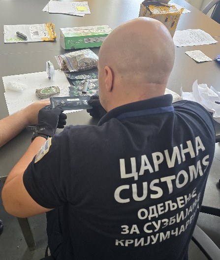 IZ HOLANDIJE I FRANCUSKE STIGLE POŠILJKE    Reagovali carinici te su otkrili drogu  namenjenu za Beograd i Niš