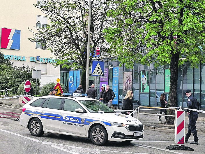 MORNAR ZABIO NOŽ U VRAT ČOVEKU NA STANICI! Detalji krvavog napada u Splitu!