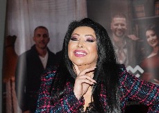 POZNATO KO JE SPORTISTA USLIKAN U DVORCU DRAGANE MIRKOVIĆ Pevačica se od njega ne odvaja, Toni se ne meša