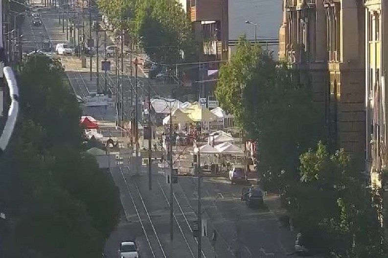 BLOKADERI NASTAVLJAJU DA TERORIŠU GRAĐANE! Zapušili najprometniju raskrsnicu u Beogradu, ljudi moraju da idu peške!