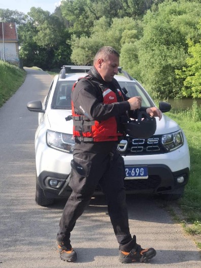 BUJICA ODNELA NEPLIVAČA (9) NA DRUGU OBALU REKE RAŠKA, VATROGASCI GA IZVUKLI ZA TILI ČAS! Dečak potrčao za loptom i upao u vodu!