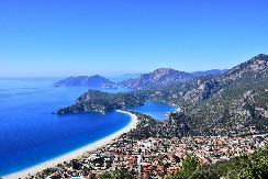 PROGLAŠENA NAJSUNČANIJA PLAŽA U EVROPI Pored prijatnog sunca ima i kristalno čisto more, zlatni pesak i planine koje je natkriljuju