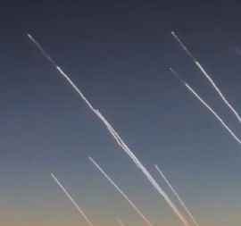 ROJEVE RAKETA SNIMIO IZ PUTNIČKOG AVIONA! Krenuo za Dubai, kada je pogledao kroz prozor, video je najveći napad! (VIDEO)