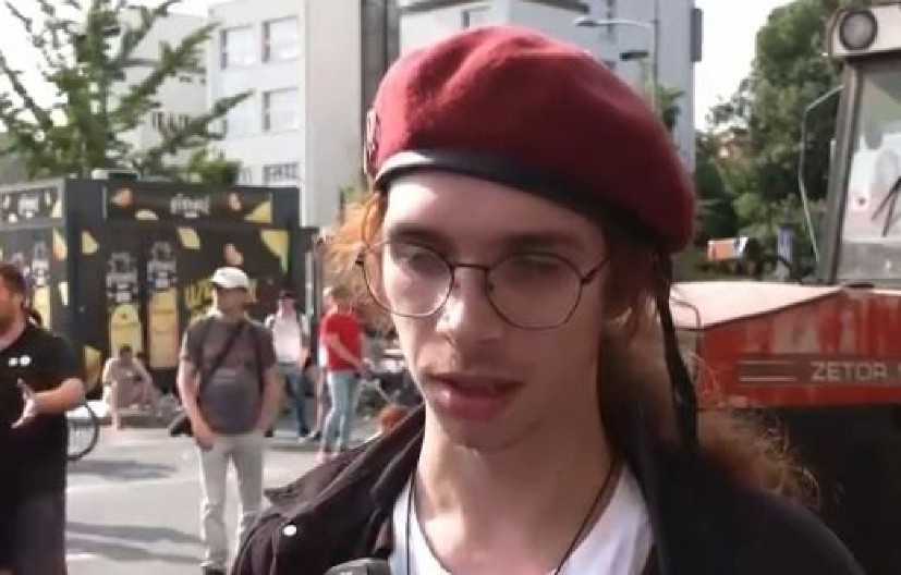 BLOKADER ZABAGOVAO, NI REČENICU NE MOŽE DA SKLOPI Nasrnuli na Skupštinu grada u Novom Sadu, napadali policija (VIDEO)