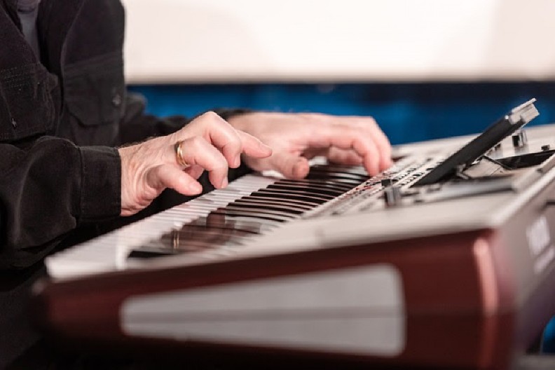 KONCERT "OMAŽ ZORANU SIMJANOVIĆU" ODRŽAĆE SE U PARIZU Saundtrek orkestra izvešće popularne kompozicije iz kultnih filmova