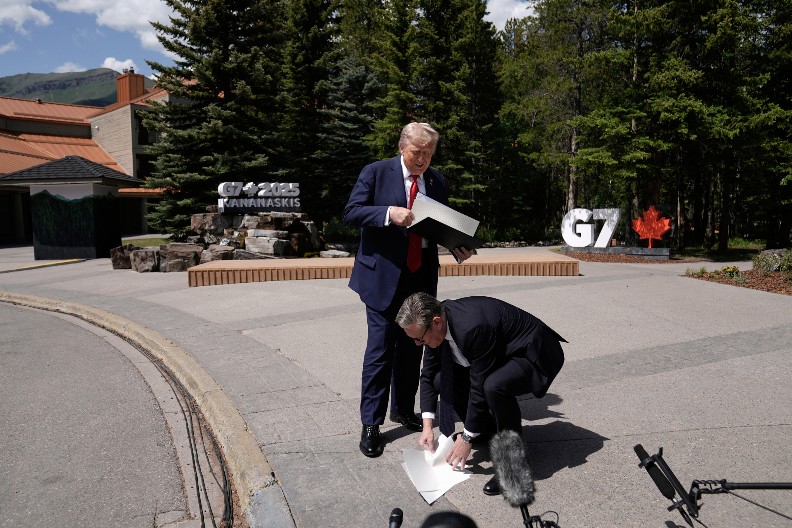 E, SAD SMO SVE VIDELI Starmer kleknuo ispred Trampa da mu pokupi papire sa poda (FOTO)