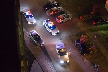 MUŠKARAC PRESREO DEKU PA MU OTEO BURMU   Policija ga pronašla a sa njim i dvojcu koja su na poternici