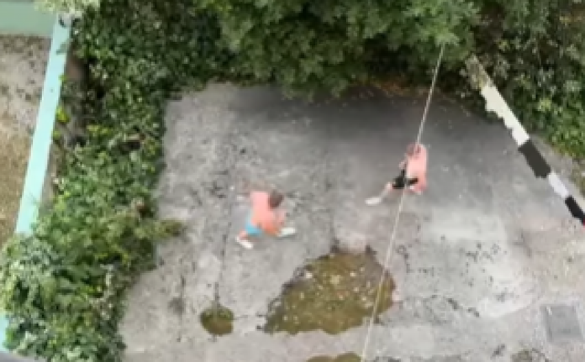 HRVATI ZGROŽENI: I OVO NAM JE TURIZAM?! Dva polugola muškarca se pesniče u centru Splita, objavljen ŠOK snimak!