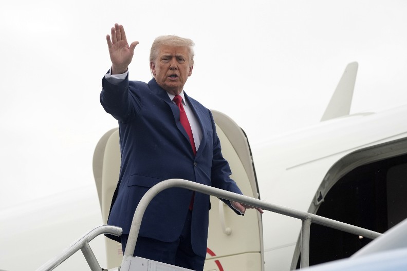 TRAMPOV "AVION SUDNJEG DANA" SLETEO BLIZU VAŠINGTONA Strah raste, sprema se udar na Iran?!