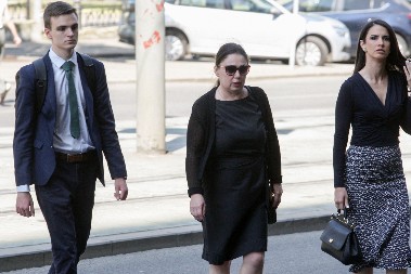 NASTAVLJA SE RAZMATRANJE ŽALBE NA PRESUDU KECMANOVIĆIMA Majka dečaka stigla u sud (FOTO)