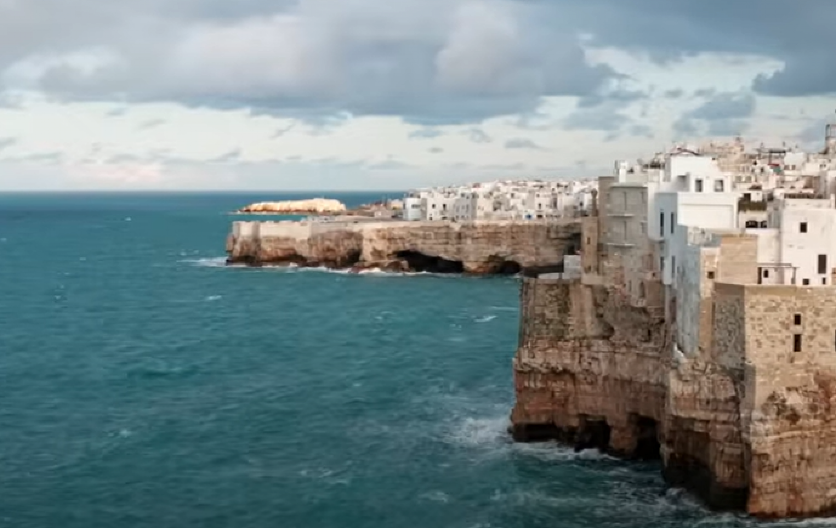 PANIKA NA PLAŽI U ITALIJI Talasi ih izbacuju na obalu