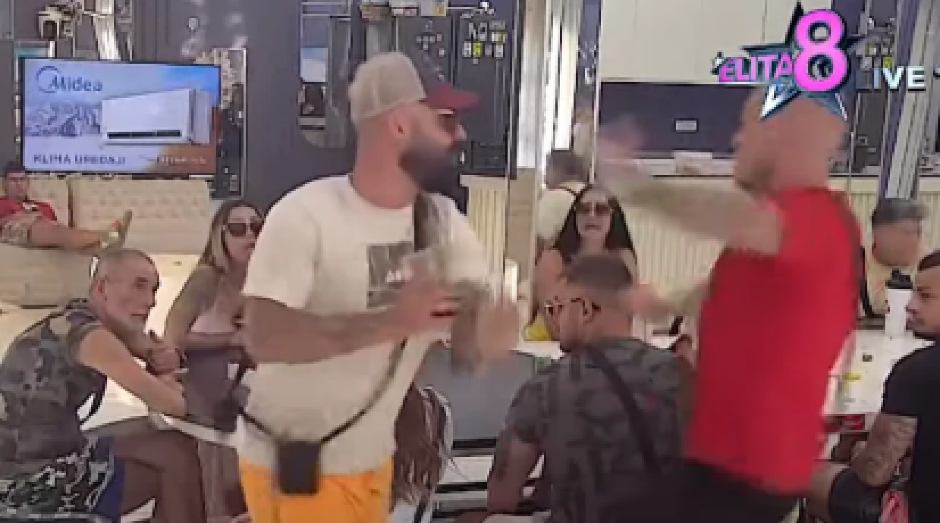 STRAVIČNA TUČA U ELITI Luka nasrnuo na Munjeza, a onda dobio udarac u glavu, šiklja krv (VIDEO)