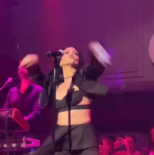 GRUDI JOJ POTPUNO ISPALE IZ TOPA! Haos na nastupu naše poznate pevačice, evo kako je odreagovala kada je shvatila šta se desilo! (VIDEO)