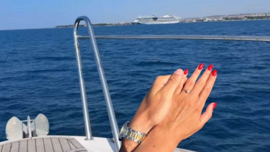 ZVEZDA GRANDA SE VERILA NASRED MORA Objavila srećne vesti, pevačica slavi na jahti! (FOTO/VIDEO)