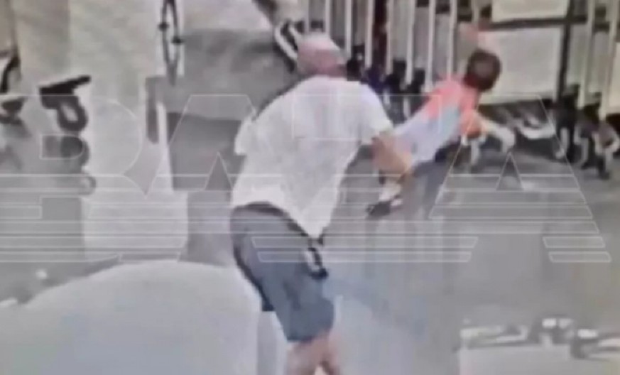 HOROR NA AERODROMU U RUSIJI: Nadrogirani muškarac iz čista mira zgrabio i bacio dete (2) – BORBA ZA ŽIVOT! (UZNEMIRUJUĆI VIDEO)