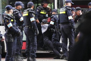 NEVIĐENI SKANDAL NA NATO SAMITU Demonstranti pravili haos na ulicama Haga, policija im je ovako odgovorila (FOTO)