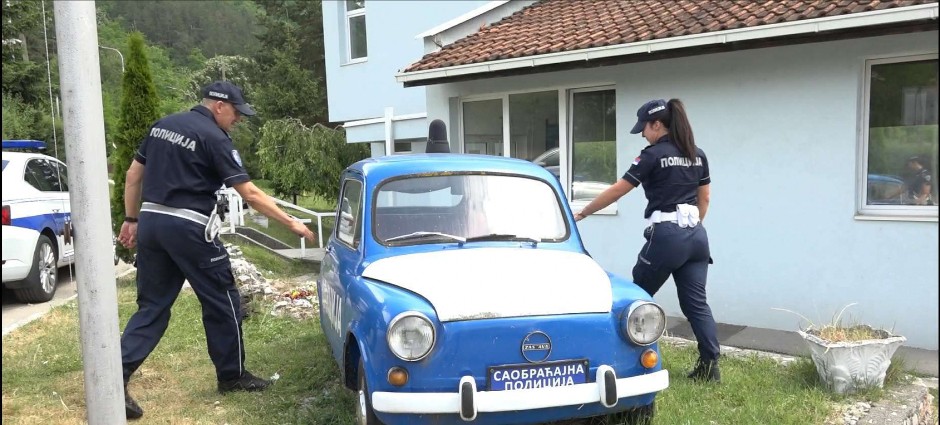 OVAJ AUTO NEKADA JE BIO STRAH I TREPET Stara milicijska fića privlači pažnju građana u Prijepolju (VIDEO)