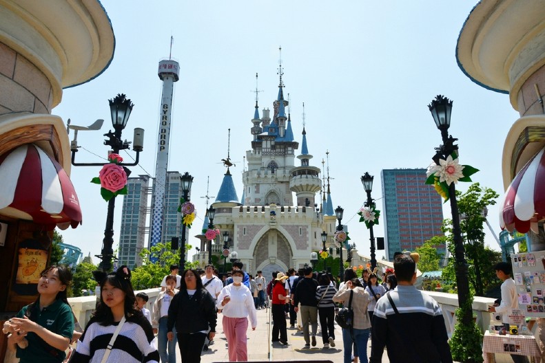 PRESEO MU DORUČAK U DIZNILENDU Kada je konobar doneo račun, čoveku samo što nije pozlilo - nije verovao svojim očima