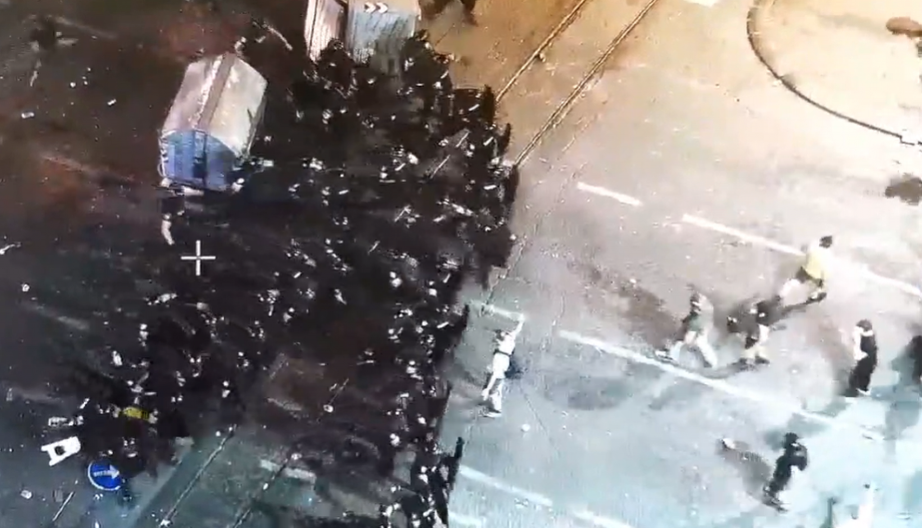 RAZBEŽALI SE PRED KORDONOM POLICIJE Snimak iz vazduha prikazuje trenutak povlačenja blokadera (VIDEO)