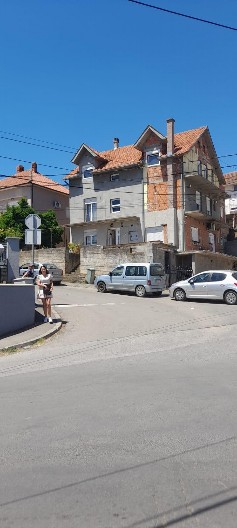 KOMŠIJE O UBICI IZ KALUĐERICE: Žena ga slušala bez pogovora, on joj presudio zbog nervoze? Majku (90) zimus isterao na ulicu!