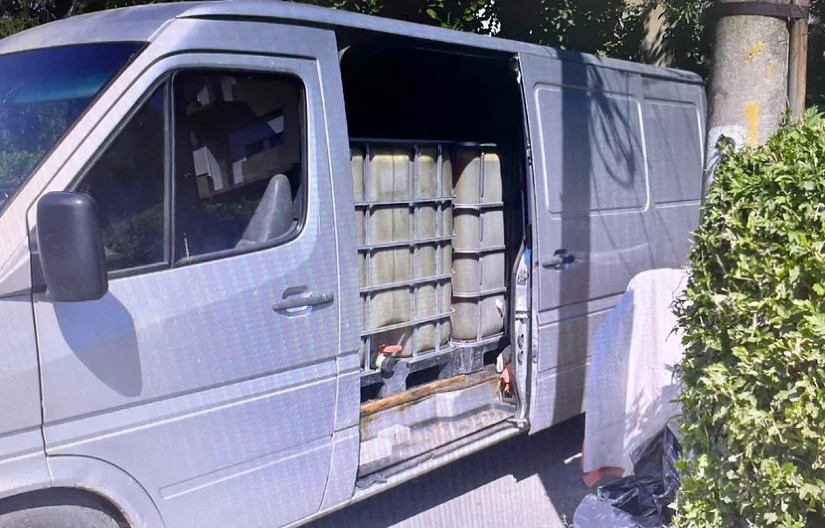 ILEGALNA PUMPA U BANOVCIMA: U KOMBIJU NAĐENE DVE TONE DIZELA I PRETAKALICA Osumnjičenom oduzeto gorivo vredno pola miliona