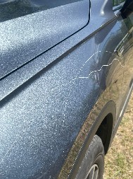 JOŠ JEDNO ZLODELO BLOKADERA: Izgrebali auto novinaru (VIDEO/FOTO)