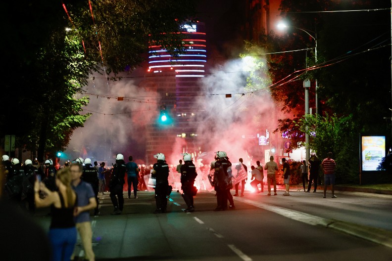 "BRISALI CIPELE SRPSKOM ZASTAVOM, PA IZABRALI VIDOVDAN ZA NASILJE" Analitičari: Njihov politički program ne postoji