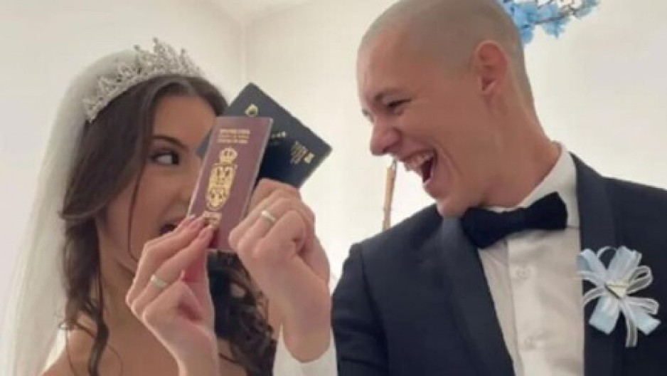 MEŠOVITI BRAK SRPKINJE I MUSLIMANA PODIGAO REGION NA NOGE “Izdala si veru, rod i Boga!” - pljušte uvrede na društvenim mrežama! (VIDEO)