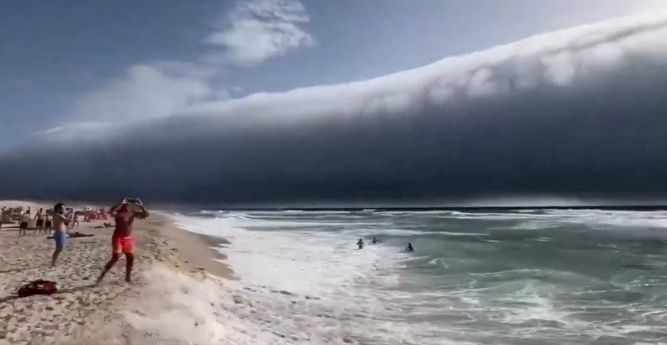 "DŽINOVSKI CUNAMI NA NEBU" Ogromni valjkasti oblak zaprepasto građane (VIDEO)