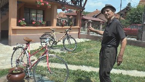 DEDA MIROSLAV NE ODUSTAJE OD ZANATA NI U DEVETOJ DECENIJI Njegove vešte ruke popravile na hiljade bicikala: "Rad me održava" (FOTO)
