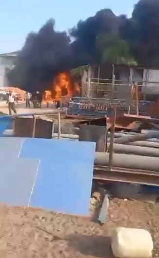 SRUŠIO SE VOJNI HELIKOPTER, OBJAVLJENI JEZIVI SNIMCI IZ SOMALIJE! Odjeknula eksplozija, preživele izvlače iz zapaljene letelice (FOTO/VIDEO)