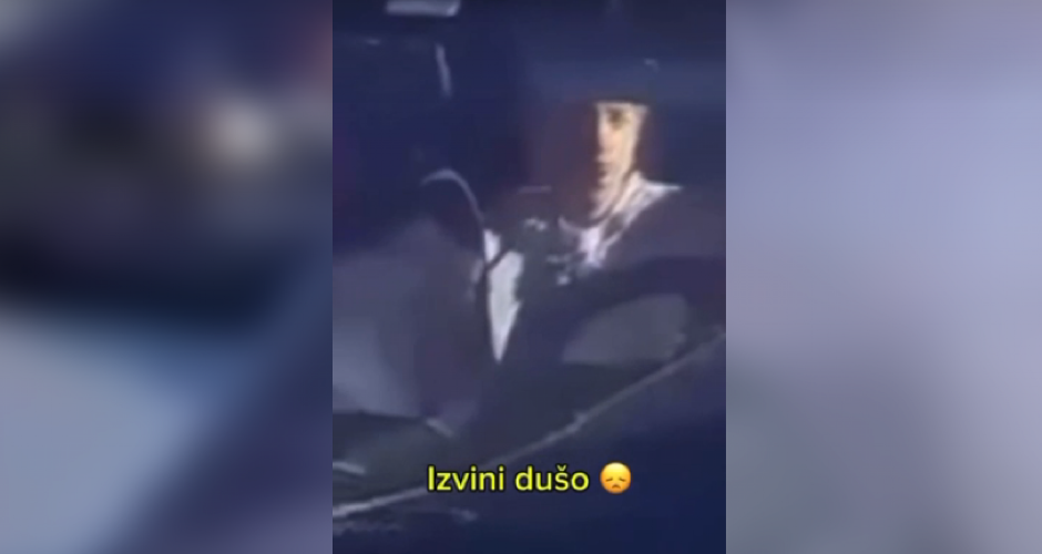 BLOKIRALI AUTO SA MALIM DETETOM! Blokaderi teroristi odbili da se pomere! Otac ih MOLIO da prođu (VIDEO)