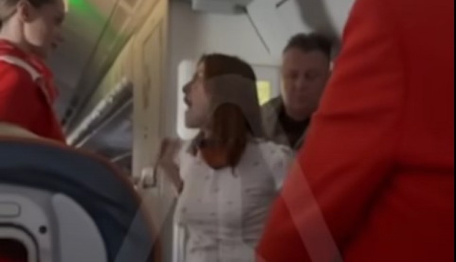 NEVIĐENA DRAMA U AVIONU Putnica vrištala, bacala se po podu i tvrdila da je boli celo telo - razlog će vas ostaviti bez teksta! (VIDEO)
