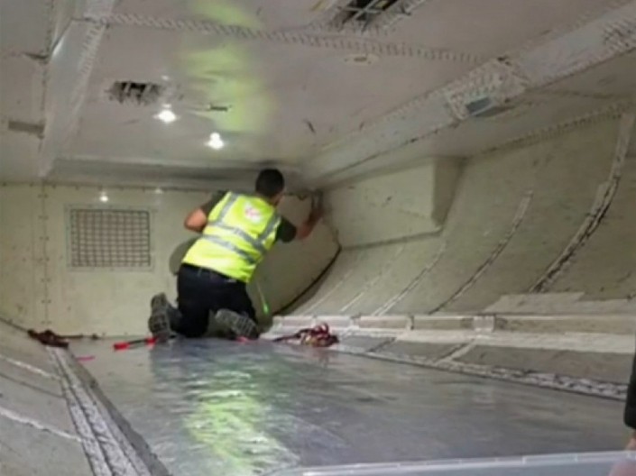 ZMIJA NAPRAVILA DRAMU NA AERODROMU: Uvukla se u avion, da je pobegla ka putnicima morali bi da rastave ceo avion